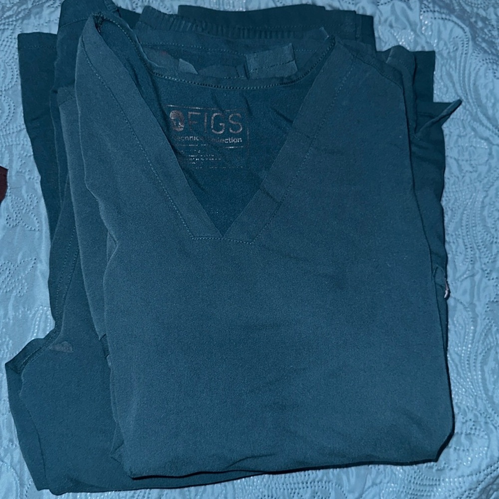 Come With One Pair Of Pants And Two Scrub Tops. - image 1